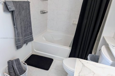 Снять в аренду кондоминиум в Майами, Флорида 1 спальня, 72.84м2, № 1947939 - фото 9