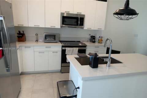 Condominio en alquiler en Doral, Florida, 1 dormitorio № 1941041 - foto 1