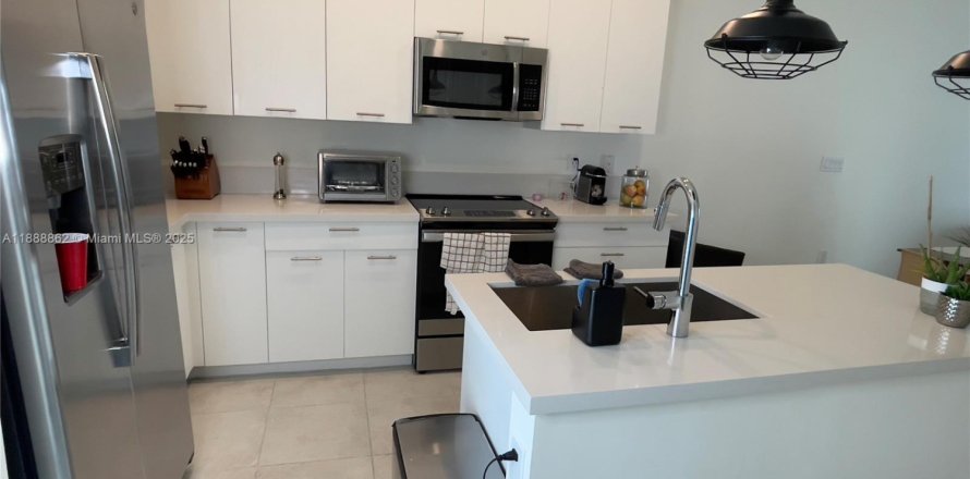 Condominio en Doral, Florida, 1 dormitorio № 1941041