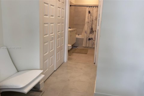 Condominio en alquiler en Doral, Florida, 1 dormitorio № 1941041 - foto 12