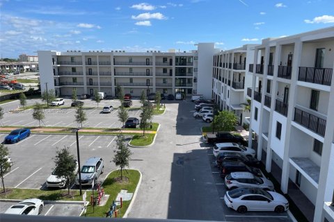 Condominio en alquiler en Doral, Florida, 1 dormitorio № 1941041 - foto 14