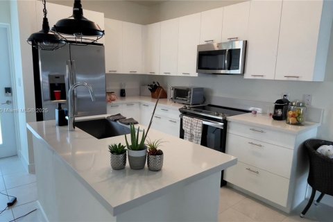 Condominio en alquiler en Doral, Florida, 1 dormitorio № 1941041 - foto 2