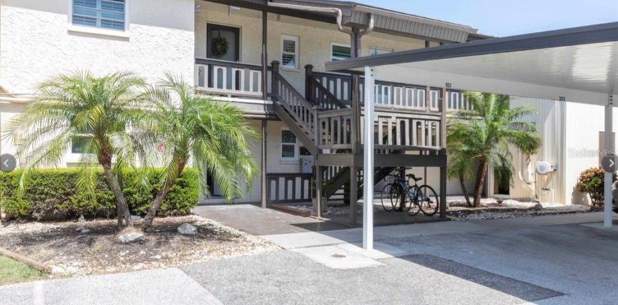 Condominio en New Port Richey, Florida, 1 dormitorio  № 2108390