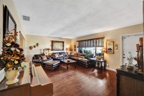 Casa en venta en Pembroke Pines, Florida, 3 dormitorios, 149.2 m2 № 1830989 - foto 21