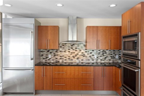 Condo in Saint Petersburg, Florida, 2 bedrooms  № 2400289 - photo 19