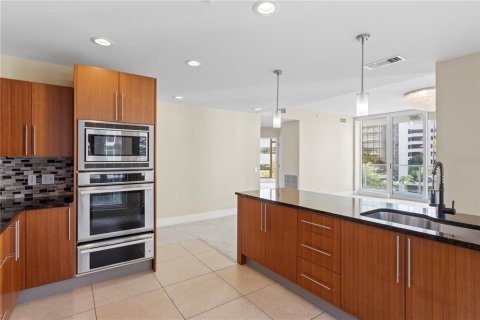 Condo in Saint Petersburg, Florida, 2 bedrooms  № 2400289 - photo 17
