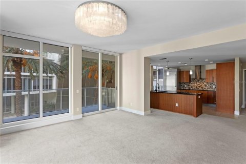 Condo in Saint Petersburg, Florida, 2 bedrooms  № 2400289 - photo 12