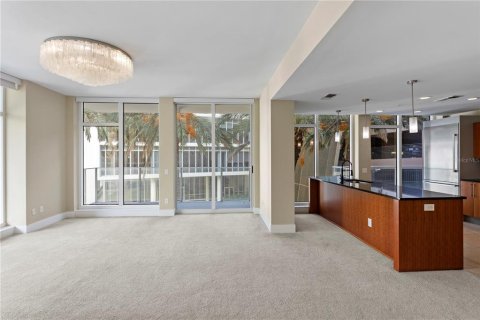 Condo in Saint Petersburg, Florida, 2 bedrooms  № 2400289 - photo 13
