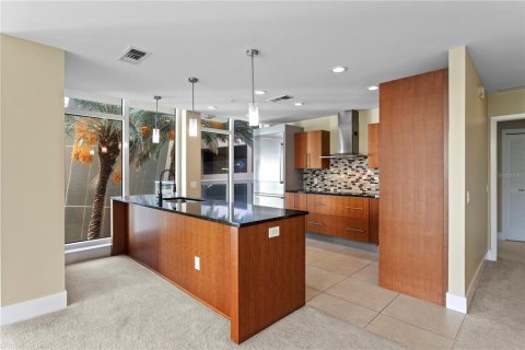 Condo in Saint Petersburg, Florida, 2 bedrooms  № 2400289 - photo 14