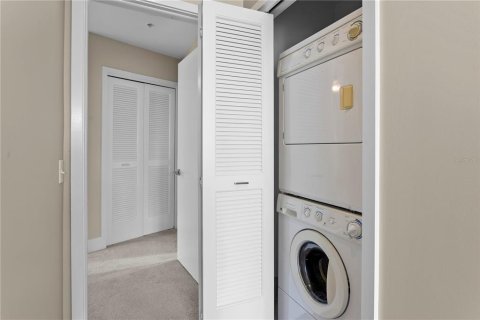 Condo in Saint Petersburg, Florida, 2 bedrooms  № 2400289 - photo 27