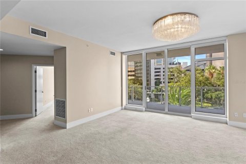 Condo in Saint Petersburg, Florida, 2 bedrooms  № 2400289 - photo 10
