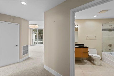 Condo in Saint Petersburg, Florida, 2 bedrooms  № 2400289 - photo 3