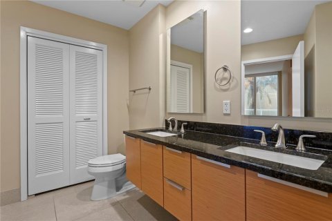 Condo in Saint Petersburg, Florida, 2 bedrooms  № 2400289 - photo 26