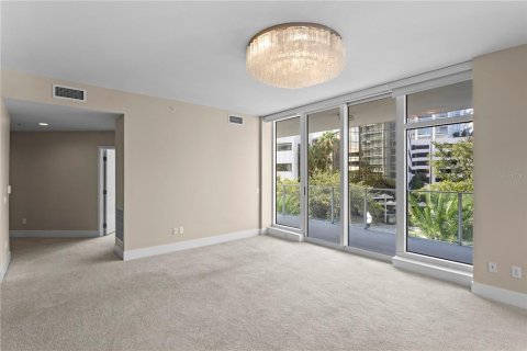 Condo in Saint Petersburg, Florida, 2 bedrooms  № 2400289 - photo 11