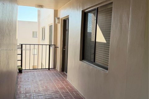 Condo in Miami, Florida, 3 bedrooms  № 2038002 - photo 3