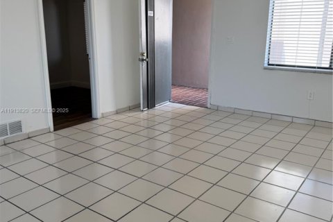 Condo in Miami, Florida, 3 bedrooms  № 2038002 - photo 5