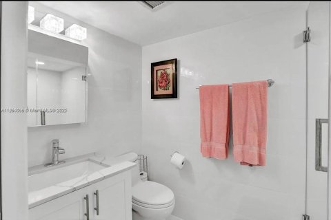 Condo in Miami Beach, Florida, 2 bedrooms  № 2060151 - photo 14