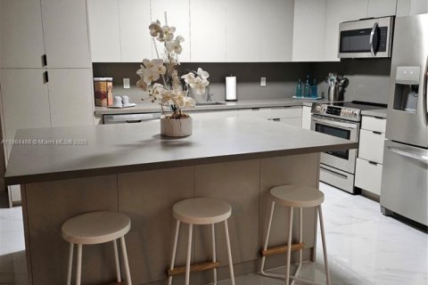 Condo in Miami Beach, Florida, 2 bedrooms  № 2060151 - photo 11