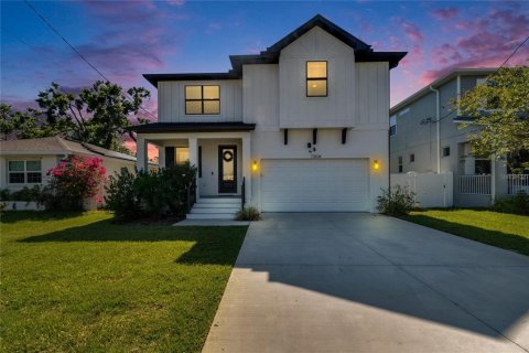 House in Tampa, Florida 4 bedrooms, 239.59 sq.m. № 1751880 - photo 1