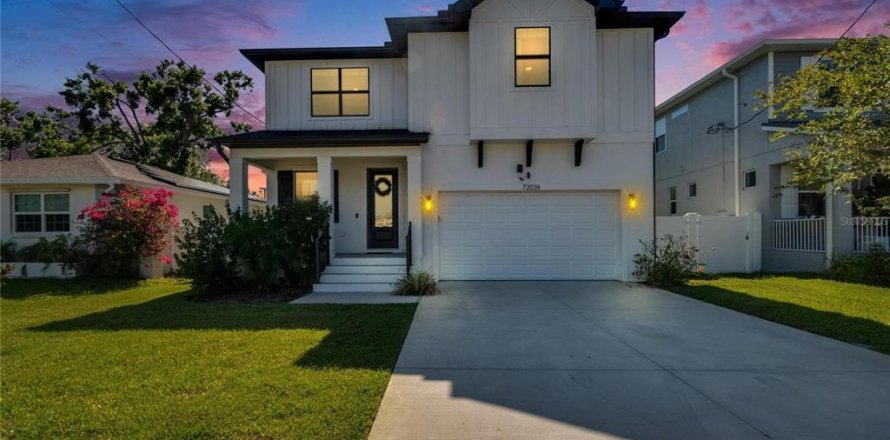House in Tampa, Florida 4 bedrooms, 239.59 sq.m. № 1751880