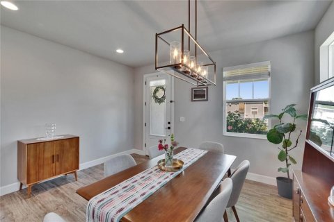 House in Tampa, Florida 4 bedrooms, 239.59 sq.m. № 1751880 - photo 3