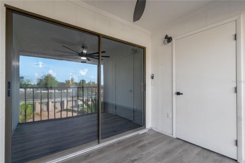 Condo in Port Charlotte, Florida, 2 bedrooms № 2233772 - photo 17