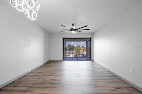 Condo in Port Charlotte, Florida, 2 bedrooms № 2233772 - photo 4