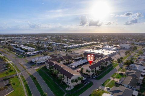 Condominio en Port Charlotte, Florida, 2 dormitorios  № 2233772