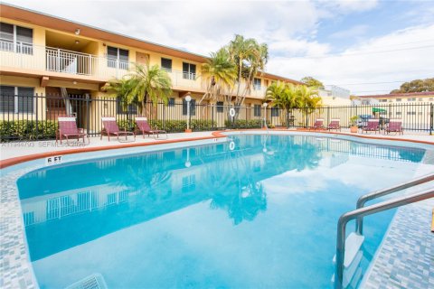 Appartement à louer à Miami Springs, Floride: 1 chambre, 60.39 m2 № 2002271 - photo 2