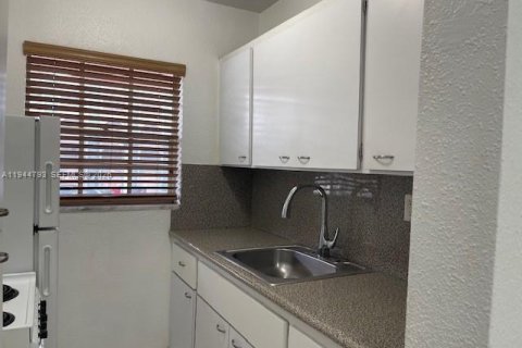 Appartement à louer à Miami Springs, Floride: 1 chambre, 60.39 m2 № 2002271 - photo 3