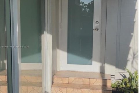 Adosado en Miami, Florida 3 dormitorios, 126.81 m2 № 2029331