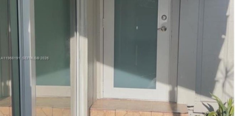 Adosado en Miami, Florida 3 dormitorios, 126.81 m2 № 2029331