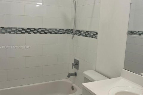 Townhouse in Miami, Florida 3 bedrooms, 126.81 sq.m. № 2029331 - photo 11