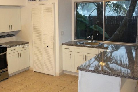Adosado en venta en Miami, Florida, 3 dormitorios, 126.81 m2 № 2029331 - foto 3