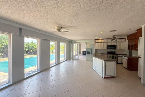House in Rotonda, Florida 3 bedrooms, 187.66 sq.m. № 2150203 - photo 4