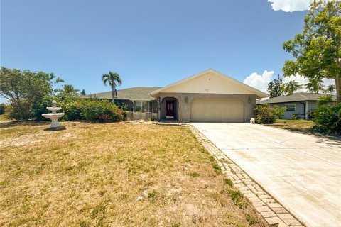House in Rotonda, Florida 3 bedrooms, 187.66 sq.m. № 2150203