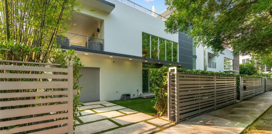 Casa en Miami, Florida 4 dormitorios, 262.63 m2 № 1754279
