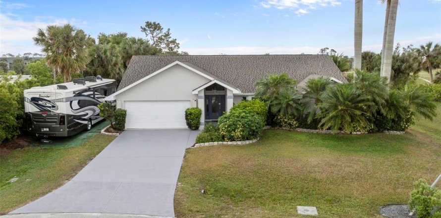 House in Port Charlotte, Florida 3 bedrooms, 199.09 sq.m. № 1634725