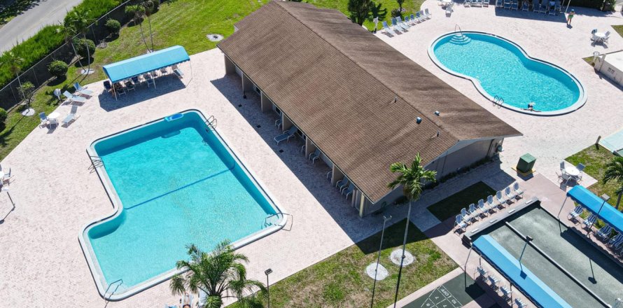 Condo in Palm Springs, Florida, 1 bedroom № 1189577