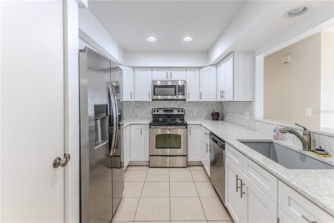 Condo in Port Richey, Florida, 2 bedrooms  № 2145030 - photo 18