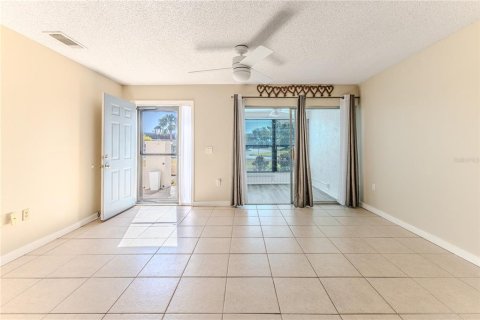 Condo in Port Richey, Florida, 2 bedrooms  № 2145030 - photo 12