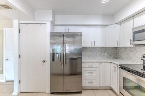Condo in Port Richey, Florida, 2 bedrooms  № 2145030 - photo 17