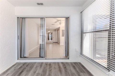 Condo in Port Richey, Florida, 2 bedrooms  № 2145030 - photo 9
