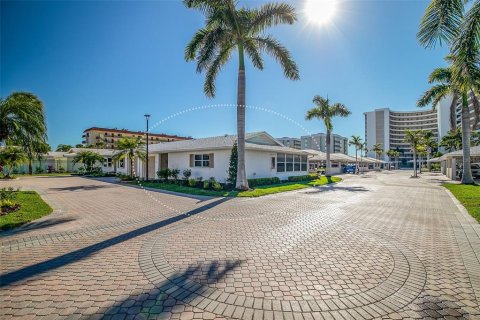 House in Sarasota, Florida 2 bedrooms, 116.41 sq.m. № 2100239