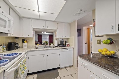 Condo in New Port Richey, Florida, 2 bedrooms  № 1905687 - photo 16
