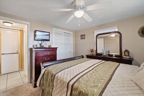 Condo in New Port Richey, Florida, 2 bedrooms  № 1905687 - photo 11