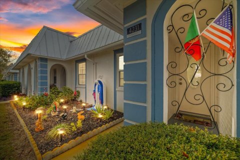 Condo in New Port Richey, Florida, 2 bedrooms  № 1905687 - photo 4