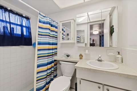 Condo in New Port Richey, Florida, 2 bedrooms  № 1905687 - photo 25