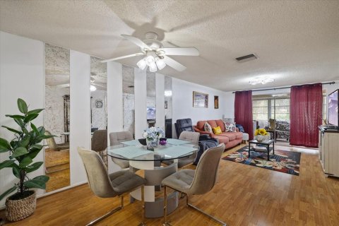 Condo in New Port Richey, Florida, 2 bedrooms  № 1905687 - photo 14