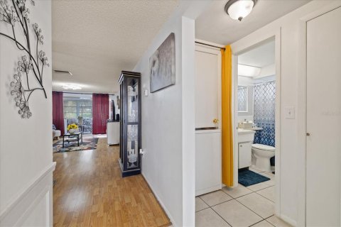 Condo in New Port Richey, Florida, 2 bedrooms  № 1905687 - photo 17